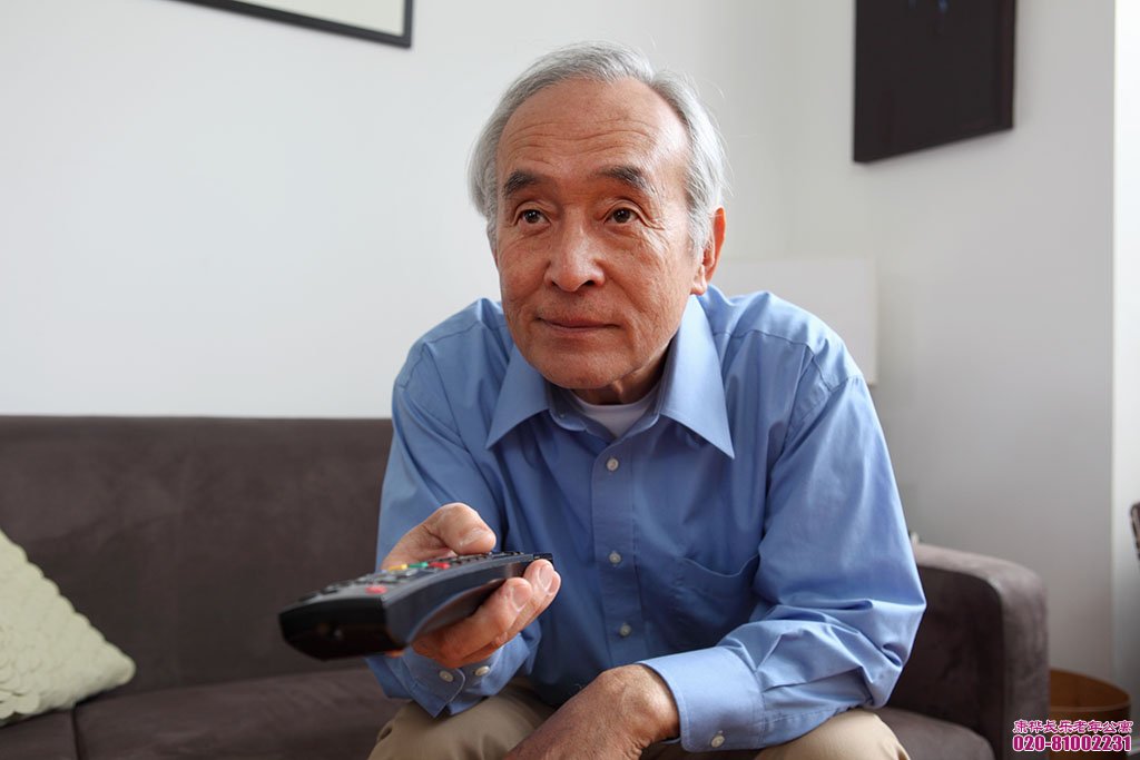 广州养老院建议老人看电视坐八仙椅